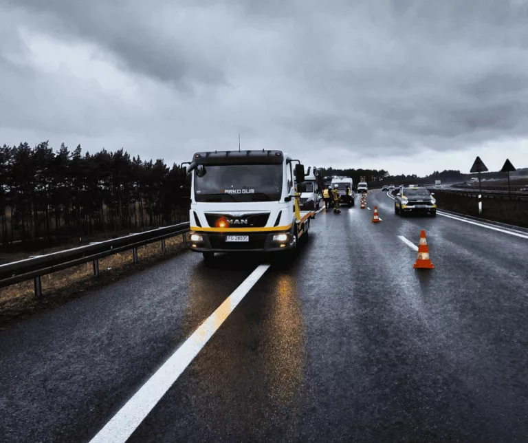 Pomoc drogowa na zdarzeniu bus na lawecie